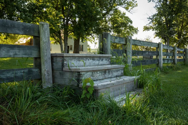 Stappen door hek uit veld — Stockfoto