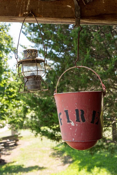 Vuur emmer en olie lamp hangend — Stockfoto