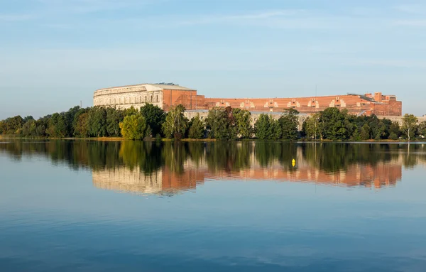 コングレス ホールは、ニュルンベルクでまだ湖に反映 — ストック写真