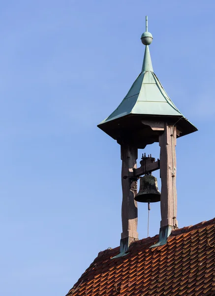 Único velho sino da igreja sob dossel no telhado — Fotografia de Stock