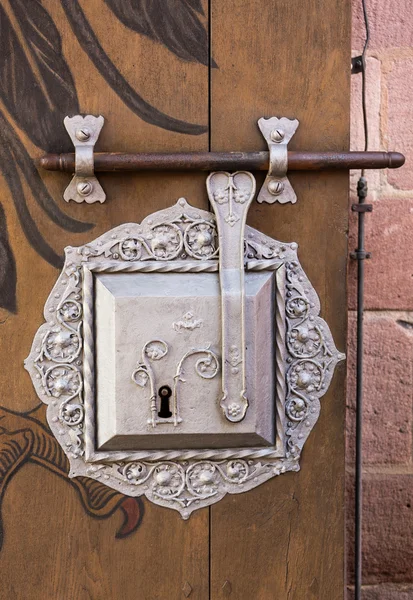 Serrure de porte en argent antique sur bois — Photo