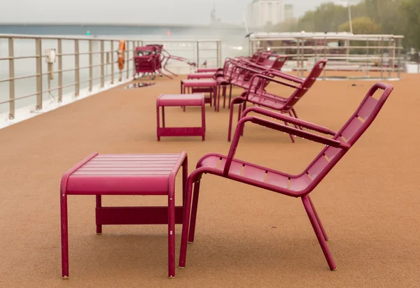 Stühle an Deck eines Flusskreuzfahrtschiffes bei Regen — Stockfoto