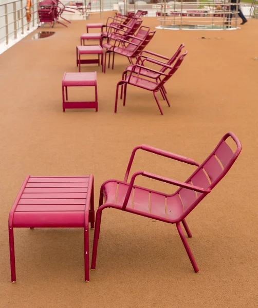 Cadeiras no convés do barco de cruzeiro de rio na chuva — Fotografia de Stock