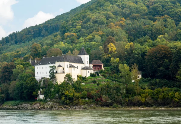 Pfarre Schonbuhel nebo Schoenbuehel na břehu řeky Dunaj — Stock fotografie