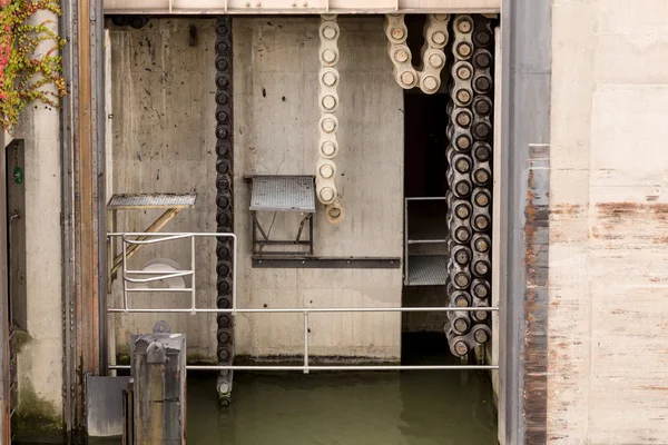 Macchine cancello sulla serratura sul fiume Danubio — Foto Stock