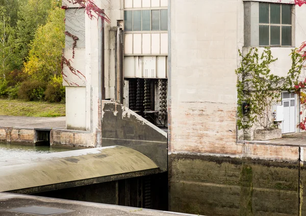 Puerta de la maquinaria de bloqueo en el río Danubio —  Fotos de Stock