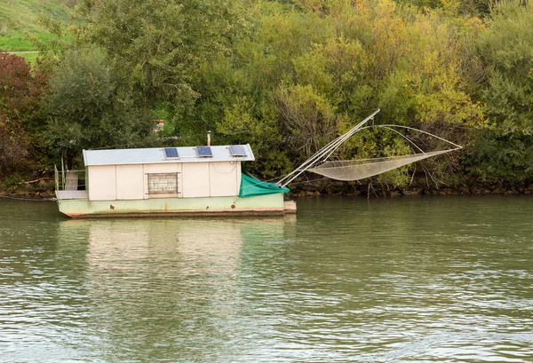 Houseboat usado para pesca por imersão no rio Danúbio — Fotografia de Stock