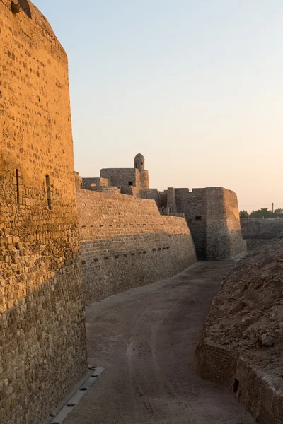 Forte do Bahrein velho em Seef no final da tarde — Fotografia de Stock