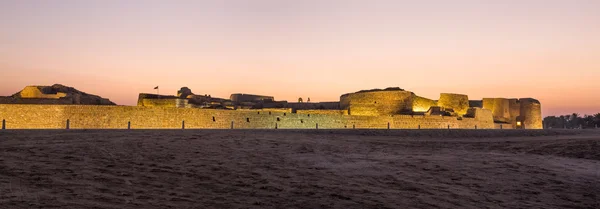 Ancien fort de Bahreïn à Seef au coucher du soleil — Photo