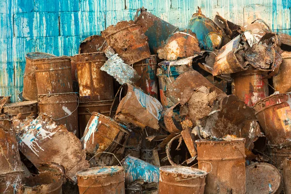 Old pile of rusty paint cans against wall — Stock Photo, Image