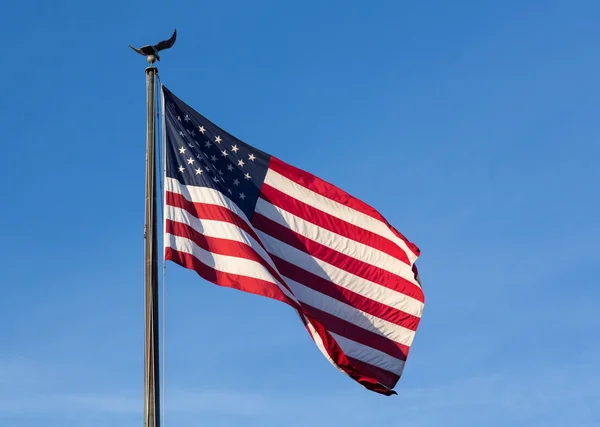 Stelle e strisce USA bandiera contro il cielo blu — Foto Stock