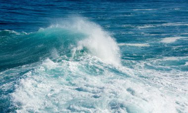 Büyük dalga denizde dondurulmuş hareket