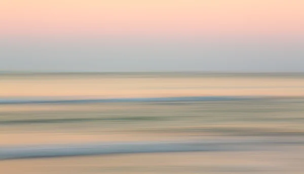 Nascer do sol sobre o oceano com uma panela lateral — Fotografia de Stock