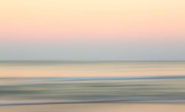 Nascer do sol sobre o oceano com uma panela lateral — Fotografia de Stock