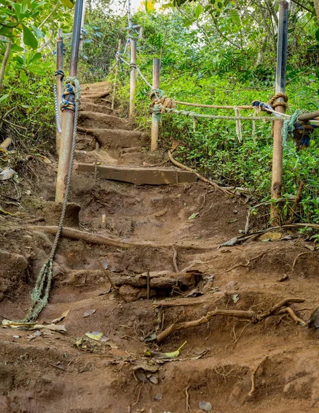 Subida empinada en el camino de tierra por la ladera — Foto de Stock