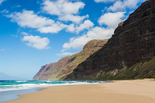 Empty sand and cliffs Polihale beach — Stock Photo, Image