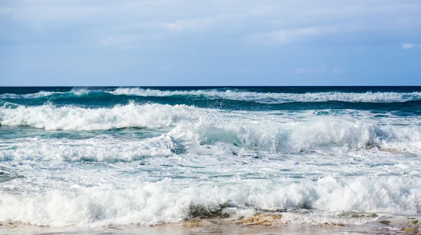 Linhas de ondas que chegam à costa — Fotografia de Stock
