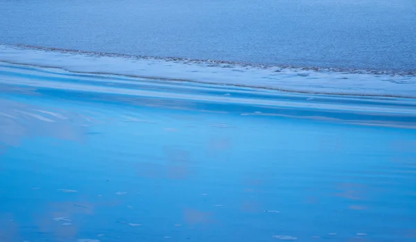 Soepele rimpelingen en golven van de Oceaan — Stockfoto