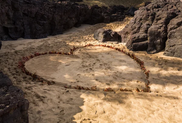 Castelo de areia em forma de coração na praia — Fotografia de Stock