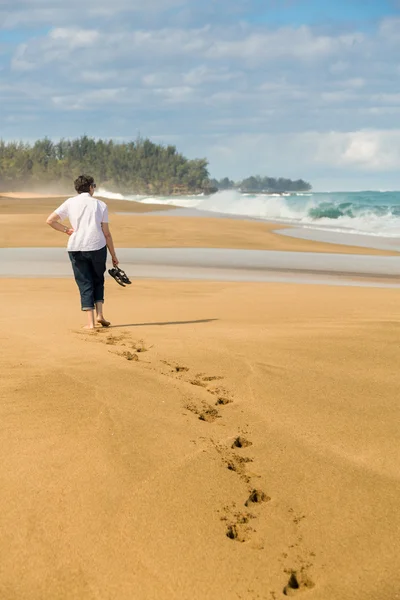 Kadın kıdemli Kauai Lumahai plajda yürüyor — Stok fotoğraf