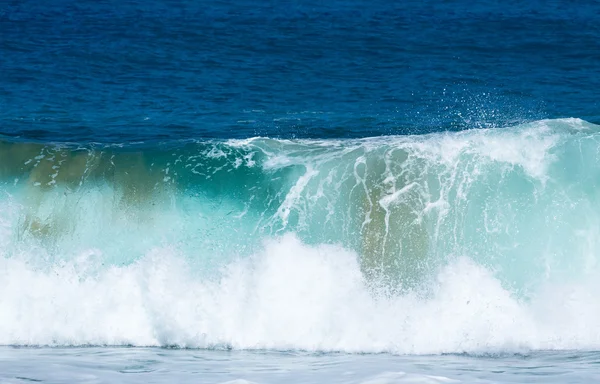 Movimiento congelado de ola grande en la playa — Foto de Stock