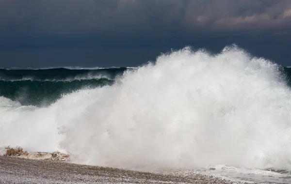 Movimiento congelado de ola grande en la playa — Foto de Stock