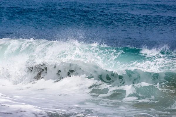 Movimento congelado de grande onda na praia — Fotografia de Stock