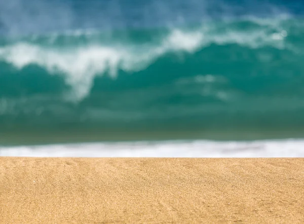 Spiaggia di sabbia con onde in lontananza — Foto Stock