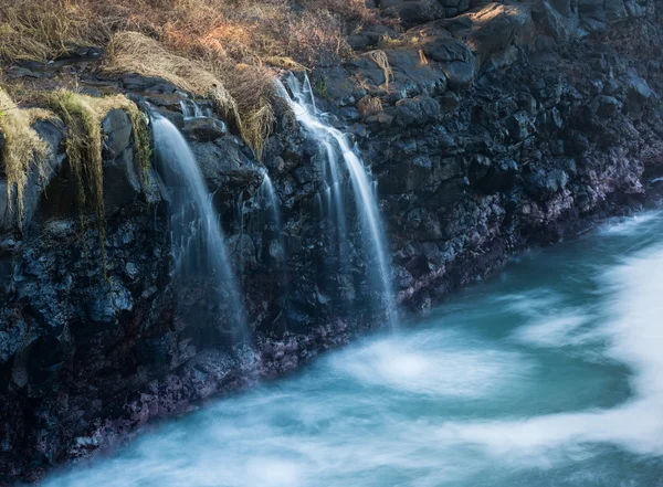 Vodopád se vlévá do moře v Queens koupel Kauai — Stock fotografie