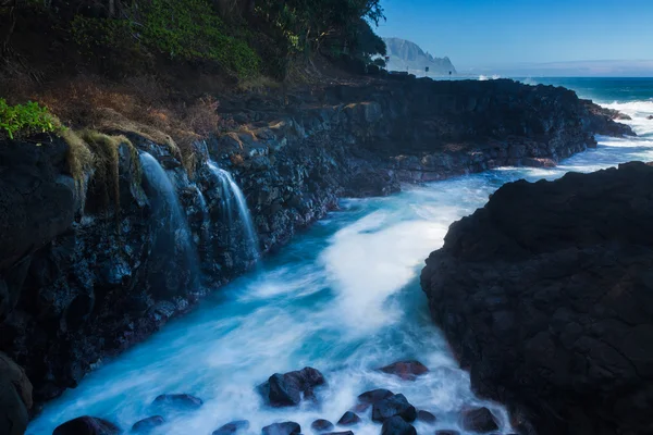 Waves hit rocks at Queens Bath Kauai — Stock Photo, Image