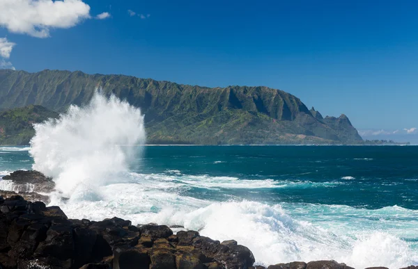 Vågorna slog stenar på Queens bad Kauai — Stockfoto