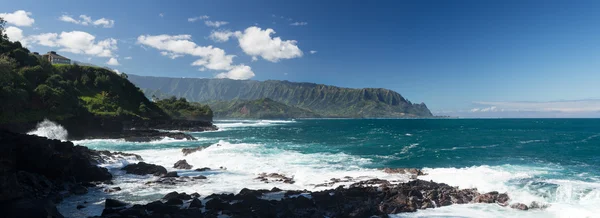 Vågorna slog stenar på Queens bad Kauai — Stockfoto