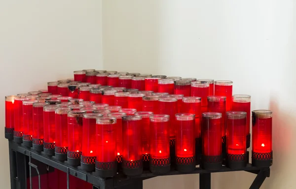 Rows of red votive candles in Catholic church — Stock Photo, Image