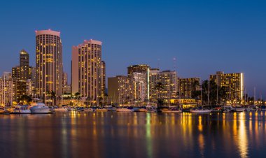 Gece Waikiki Ala Moana Limanı yatlar