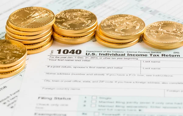 Solid gold coins on 2014 form 1040 — Stock Photo, Image