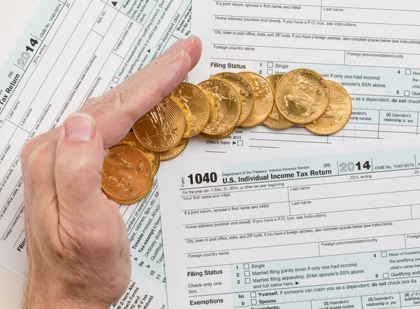 Solid gold coins on 2014 form 1040 — Stock Photo, Image