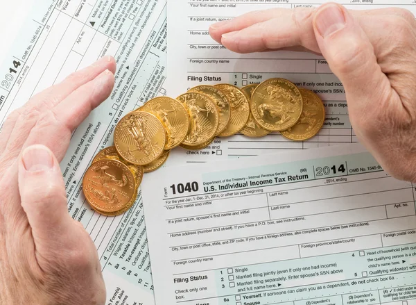 Solid gold coins on 2014 form 1040 — Stock Photo, Image