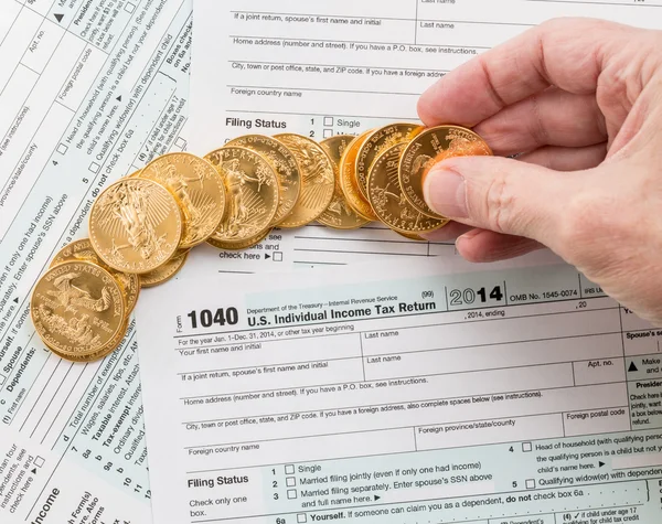 Solid gold coins on 2014 form 1040 — Stock Photo, Image