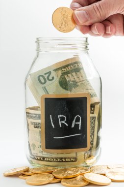 El altın sikke kavanoz tasarruf içine ekleme