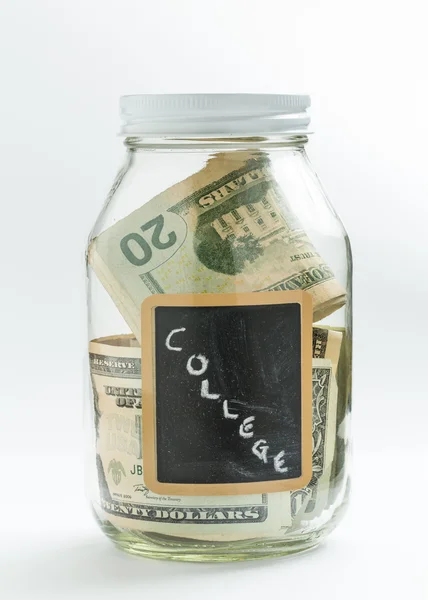 Glas burk med krita panel används för college kostnader — Stockfoto
