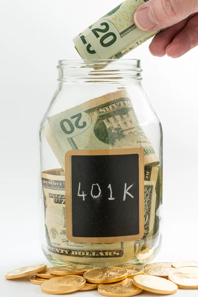 Hand att sätta in pengar i sparande burk eller bank — Stockfoto