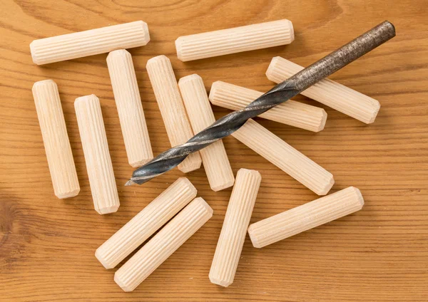 Macro shot of wooden dowels and drill bit — Stock Photo, Image