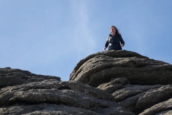 Turista sobe as encostas de granito de Haytor Rocks — Fotografia de Stock