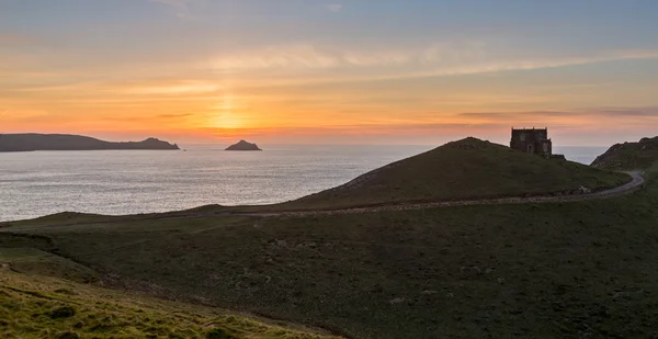 Apus de soare deasupra castelului Doyden pe coasta Port Quin — Fotografie, imagine de stoc