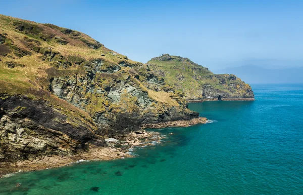 Cliffs jutting no oceano perto de Tintagel Cornwall — Fotografia de Stock