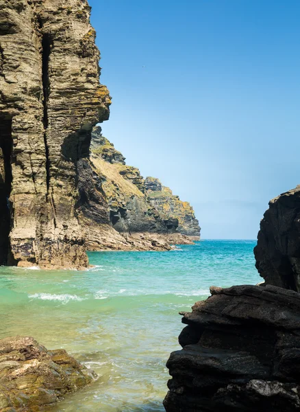 Skały wystające do oceanu od Bossiney Haven cove, Cornwall — Zdjęcie stockowe