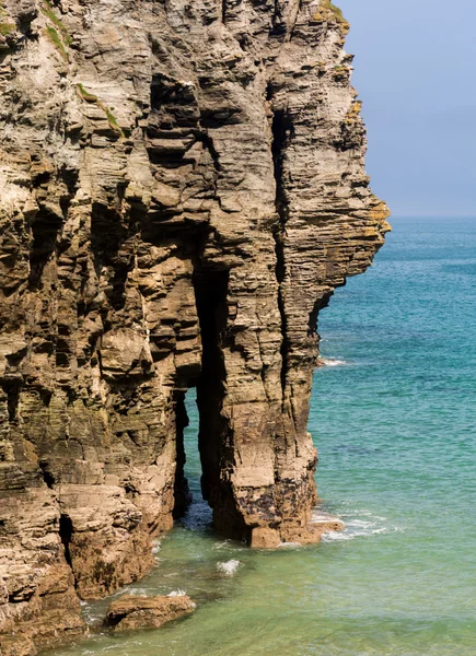 Sea arch near Bossiney Haven cove, Cornwall — Stock Photo, Image