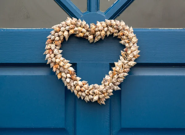 Szív alakú ajtó koszorút készült kagyló — Stock Fotó
