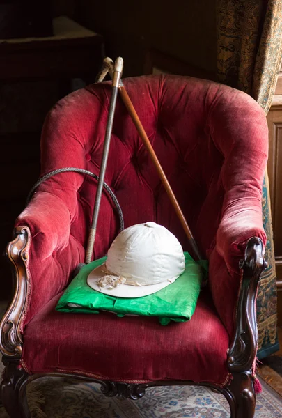 Sedas y sombrero de montar en silla de terciopelo rojo —  Fotos de Stock