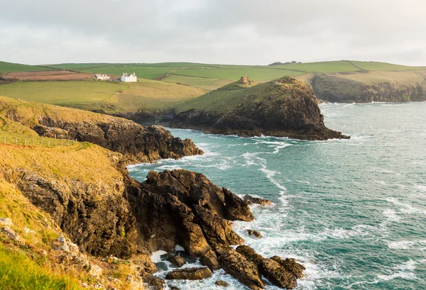 Küste in der späten Abendsonne am Port Quin — Stockfoto